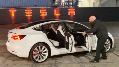 Tesla: Σημαντική μείωση της τιμής του Model Y SUV - Η αιτία αυτής της πολιτικής