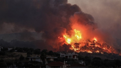 Εκτός ελέγχου το πύρινο μέτωπο στις Κεχριές Κορινθίας -  Εκκενώθηκαν οικισμοί, κάηκαν σπίτια