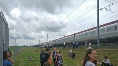 Bλάβη στο σύστημα ηλεκτροδότησης ακινητοποίησε τρένο με ευρωβουλευτές και υπαλλήλους της ΕΕ