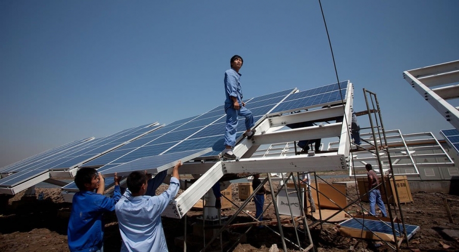 Bloomberg: Η Κίνα επενδύει στην ηλιακή ενέργεια με ρυθμό ρεκόρ το 2017