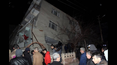 Τουρκία: Τουλάχιστον 14 νεκροί από τον ισχυρό σεισμό  6,8 Ρίχτερ - Κατέρρευσαν κτίρια