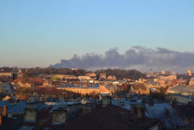 Υπό πολιορκία το Κίεβο, εκρήξεις στη δυτική Ουκρανία