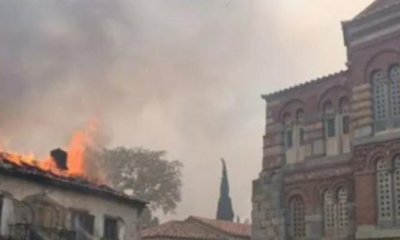 Φωτιά στη Βοιωτία: Καίγεται η ιστορική μονή του Οσίου Λουκά