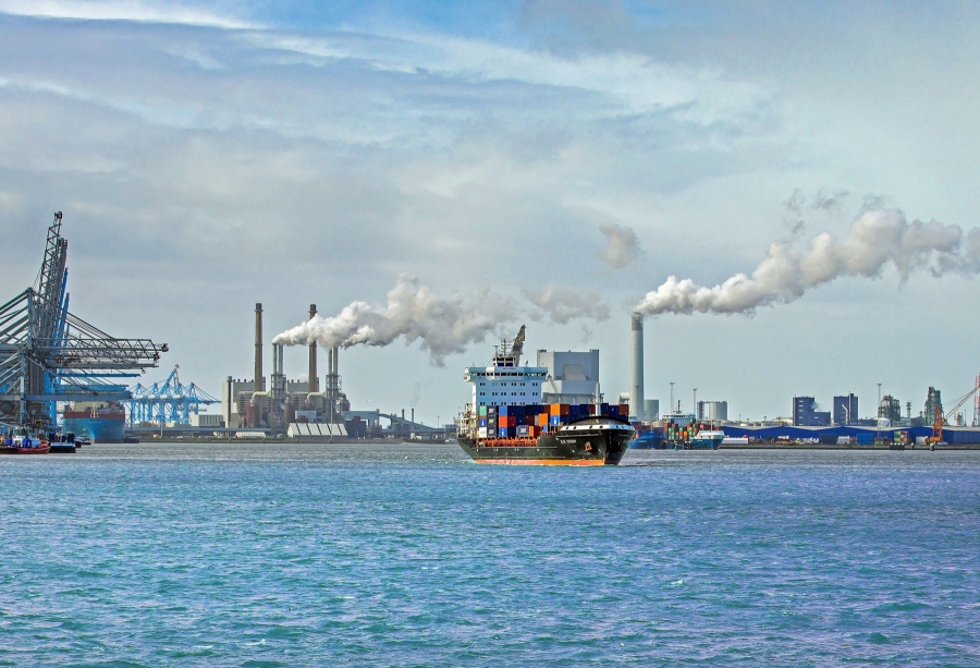 Σε υψηλά επίπεδα παραμένουν οι εκπομπές άνθρακα από την ναυτιλία