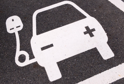 Πρωτοποριακή λύση: Εταιρία φορτίζει ηλεκτρικά αυτοκίνητα ενώ κινούνται στο δρόμο, χωρίς καλώδια