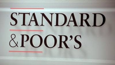 Standard and Poor’s: Αναβαθμίζει την ελληνική οικονομία κατά μια βαθμίδα σε ΒΒ – Θετικό το outlook