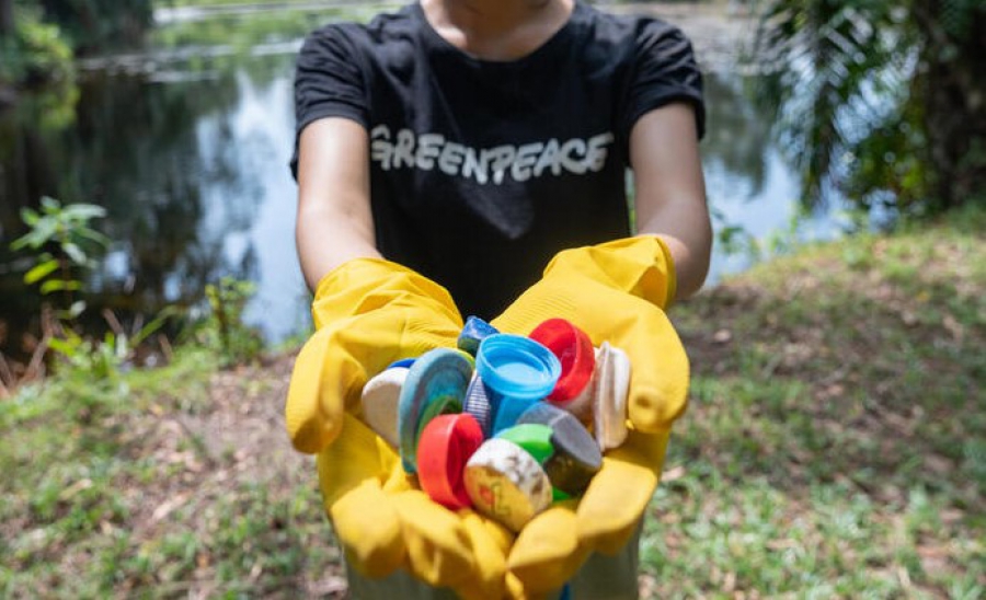 Ανάλυση Greenpeace: Η ΕΕ επιδιώκει να αυξήσει την εμπορία πλαστικών μιας χρήσης