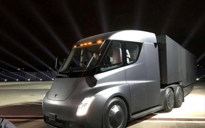 Νέες επενδυτικές προκλήσεις για την Tesla - Ξεκινά η παραγωγή ηλεκτρικού φορτηγού