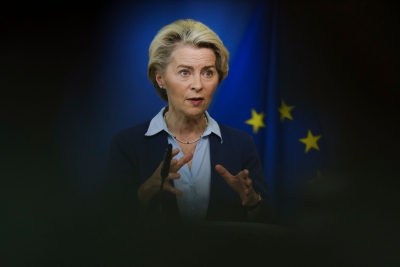 Von der Leyen από Παρίσι: Η ασφάλεια της Ευρώπης βρίσκεται σε σημείο καμπής