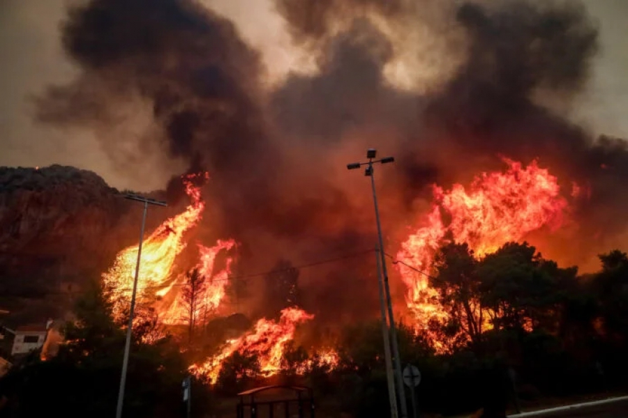 Mαίνονται τα πύρινα μέτωπα στη βορειοανατολική Αττική - Οι μεγαλύτερες εστίες