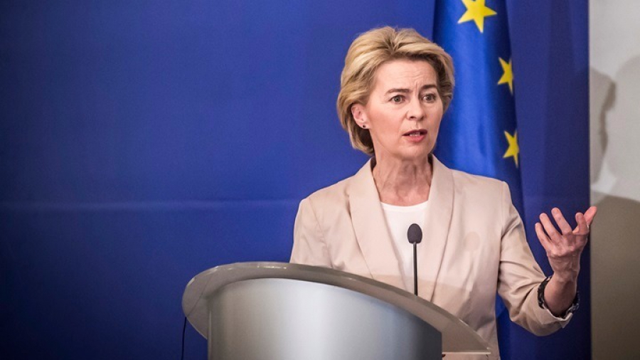 Politico: Στενεύει ο δρόμος για την επανεκλογή της Φον ντερ Λάιεν στην ΕΕ
