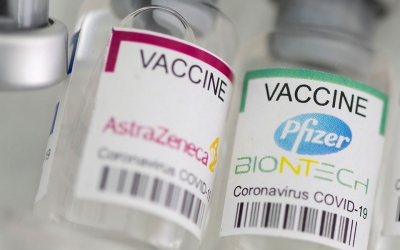Τι έδειξε νέα έρευνα για τα εμβόλια των Pfizer και AstraZeneca