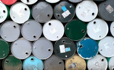 IEA: Αιτίες αύξησης του πλεονάσματος στην αγορά πετρελαίου