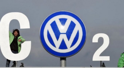 Οι υψηλές εκπομπές CO2 «απειλούν» την Volkswagen με πρόστιμο άνω των 100 εκατ. ευρώ