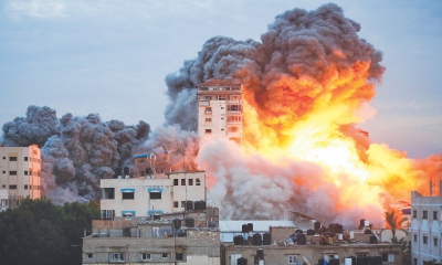 Ανελέητο σφυροκόπημα στη Γάζα με εμπρηστικές βόμβες, περισσότερες χερσαίες δυνάμεις