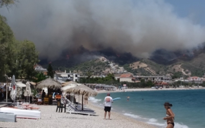 Μεγάλη φωτιά στις Κεχριές Κορινθίας - Εκκενώθηκαν τρεις οικισμοί και μία κατασκήνωση