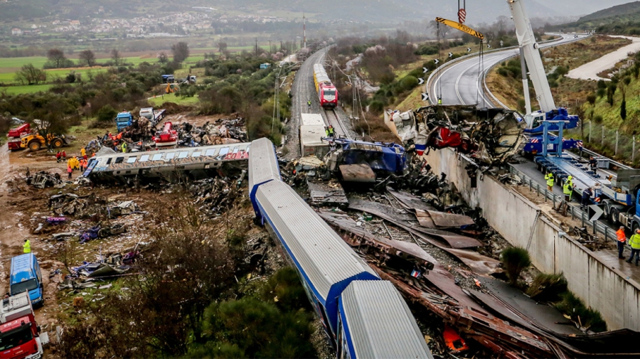 Τέμπη: Τα κρίσιμα ερωτήματα της τραγωδίας και οι εκτιμήσεις για τα αίτια της έκρηξη