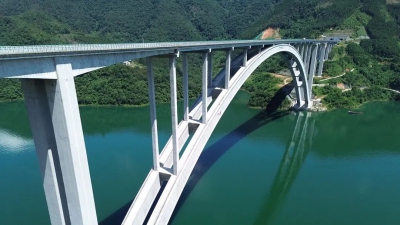 Μια τσιμεντένια αψιδωτή γέφυρα της Κίνας σπάει το παγκόσμιο ρεκόρ με άλμα ανοίγματος 600 μέτρα (Interesting Engineering)