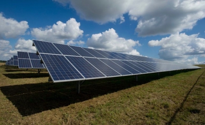 Solar Energy UK: Τριπλασιασμός της χωρητικότητας φωτοβολταϊκών για τους στόχους του 2030