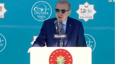 Erdogan από το Μαντζικέρτ: «Η Ιστορία γράφεται ξανά - Δεν σκύβουμε το κεφάλι σε κανέναν» (βίντεο)