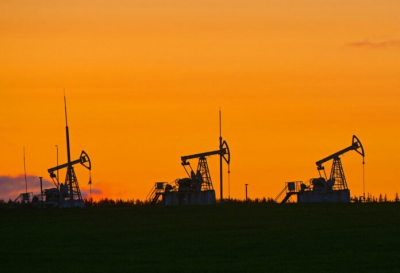 Προς εβδομαδιαία κέρδη κινείται το πετρέλαιο παρά τις αντιφατικές προβλέψεις από ΙΕΑ και OPEC