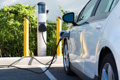 Σκρέκας: Στόχος είναι το 1/3 των αυτοκινήτων να είναι ηλεκτρικό το 2030