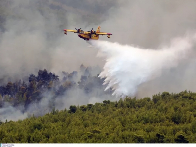 Επιμένει η φωτιά στο Ξυλόκαστρο – Ποιες περιοχές εκκενώθηκαν