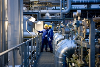 ΥΠΕΝ: Απλοποιεί την ΑΕΠΟ για την αντικατάσταση του φυσικού αερίου από τις βιομηχανίες με άλλα καύσιμα