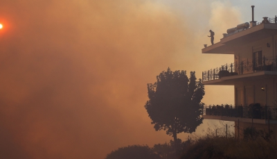 Ανεξέλεγκτη η φωτιά στα Δερβενοχώρια - Στις φλόγες η Μάνδρα - Κατάσταση έκτακτης ανάγκης στο Λουτράκι