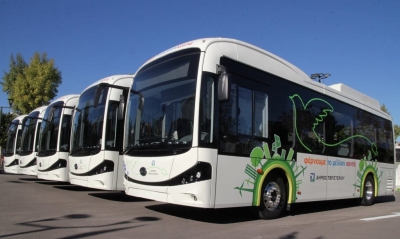 Τα 5 πρώτα ηλεκτρικά λεωφορεία της BYD παραδόθηκαν στο Δήμο Περιστερίου