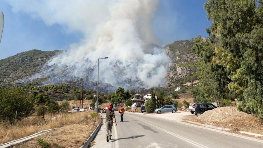 Φωτιά σε δασική έκταση στο Λουτράκι - Εκκενώθηκε κατασκήνωση στην Περαχώρα