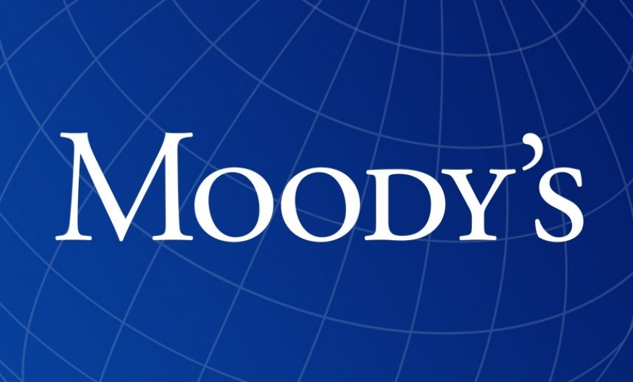 Κατά 6 βαθμίδες βελτίωσε το ανώτατο όριο διαβάθμισης καταθέσεων στις ελληνικές τράπεζες η Moody's, στο Baa1 από B1 προηγουμένως