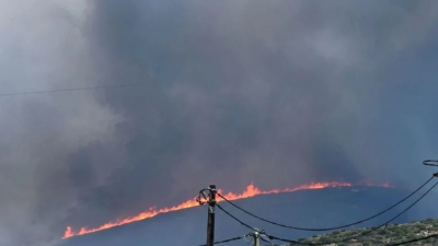 Φωτιά στην Πάρο: Μάχη με τις φλόγες στο Καμπί - Εκκενώσεις μέσω 112, ενισχύσεις από Σύρο, Νάξο και Αττική