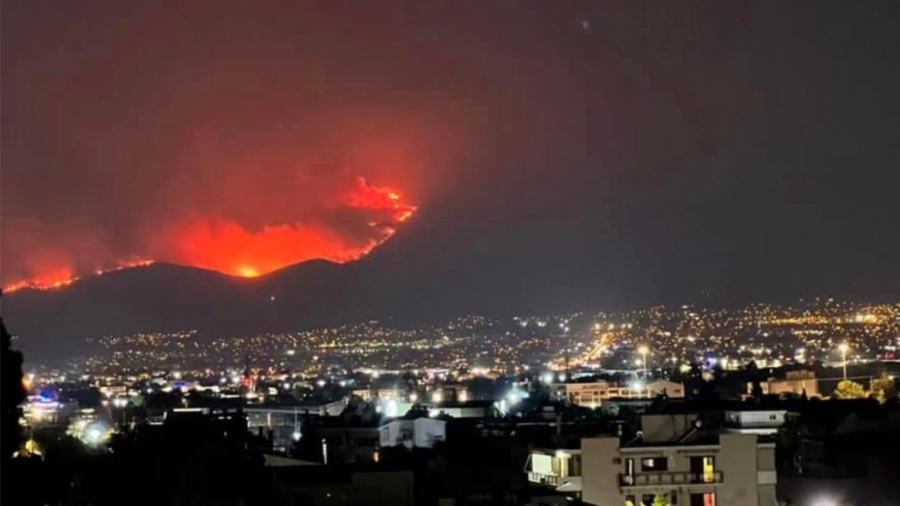 Πύρινη κόλαση: Ανεξέλεγκτη η φωτιά με πολλαπλά ενεργά μέτωπα, 26 νεκροί μετανάστες - Όλεθρος στη Φυλή, κίνδυνος για Πάρνηθα