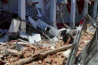 Πανικός στην Ινδονησία από τον μεγα-σεισμό των 7,7 Ρίχτερ με 38 νεκρούς - Kαταιγίδα μετασεισμών, αγωνία για εγκλωβισμένους